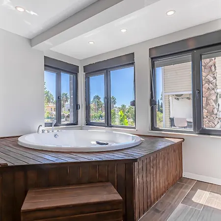 Villa Near By The Land Of Legends , Private Pool With Jakuzzi Euphoria