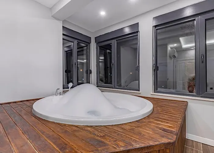 Near By The Land Of Legends , Private Pool With Jakuzzi Euphoria וילה *