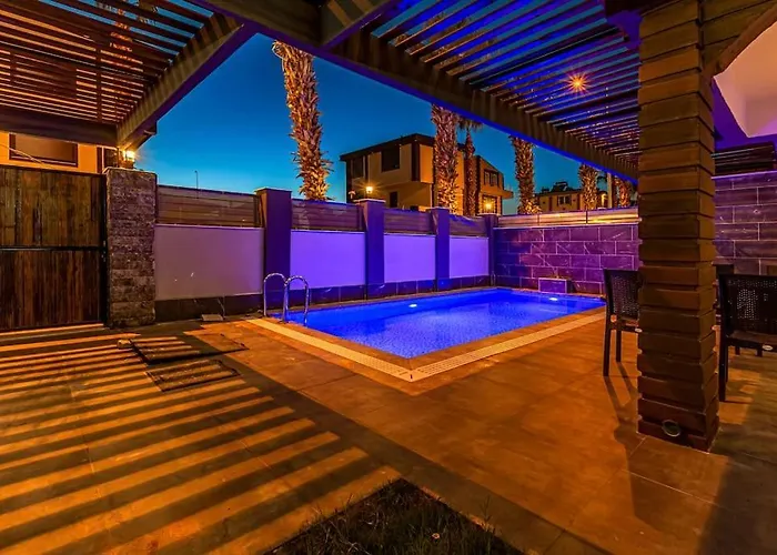 Near By The Land Of Legends , Private Pool With Jakuzzi Euphoria באלאק