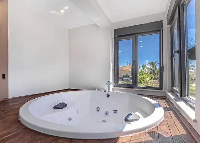 Near By The Land Of Legends , Private Pool With Jakuzzi Euphoria וילה באלאק
