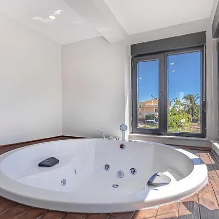 Near By The Land Of Legends , Private Pool With Jakuzzi Euphoria וילה באלאק
